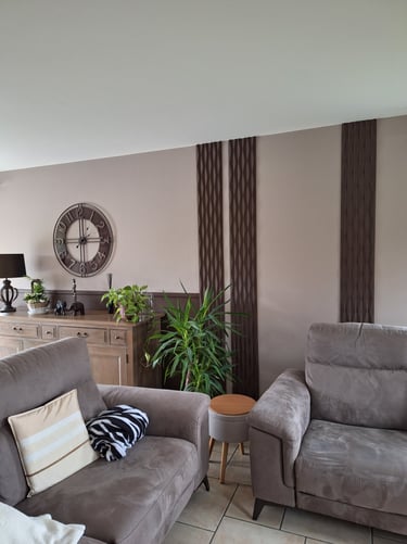 Réalisation d'un living avec des panneaux décoratifs bruns, des moulures, un canapé et un meuble