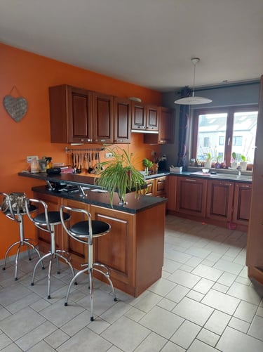 Image d'une cuisine orange et bois foncé avant transformation