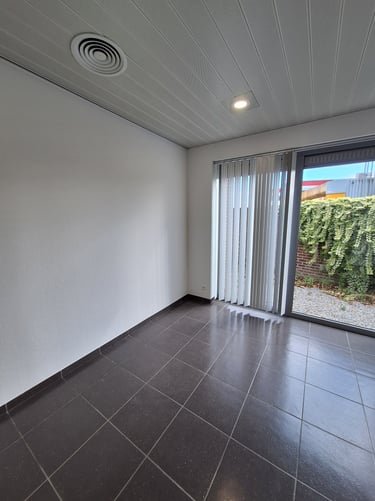 Photo avant transformation du futur coin lecture enfant