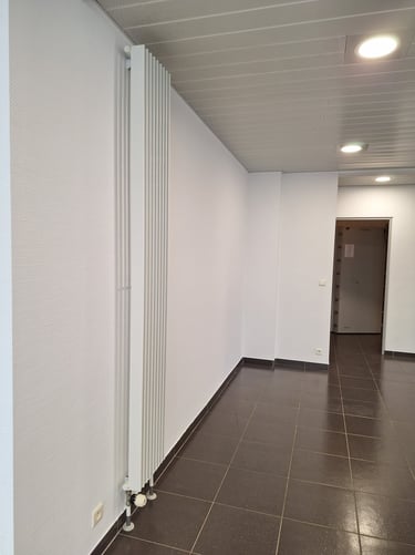 Photo avant transformation du showroom vue vers le futur concept store et coin lecture adulte