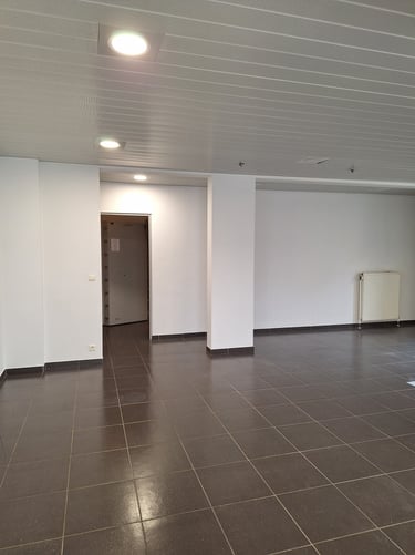 Photo avant transformation du showroom vue vers le futur concept store et coin lecture adulte