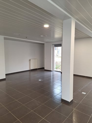 Photo avant transformation de l'espace central avec des baies vitrées