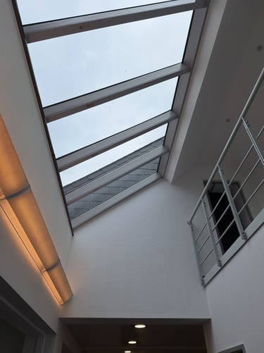 Vue du couloir du showroom avant transformation avec un puit de lumière