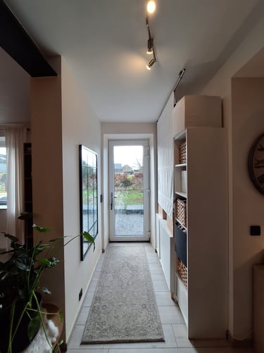 Image avant transformation de l'espace d'entrée avec un miroir et des meubles