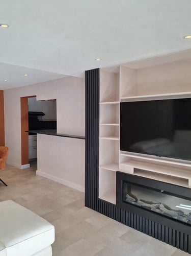 Mobilier sur-mesure beige avec niches ouvertes et plan de travail menant à une cuisine terracotta