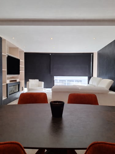 Table de salle à manger avec chaises terracotta et canapé blanc