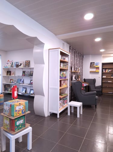 Photo de la transformation avec vue sur un coin lecture et un mur découpé en nuage