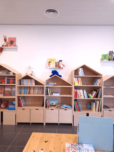 Aménagement du magasin de jouets avec des étagères en forme de maison