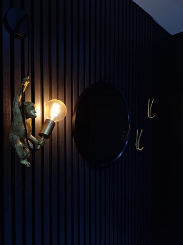 Zoom sur les lattes de bois noires du hall d'entrée