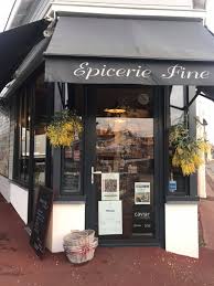 Vitrine du magasin l'épicerie de l'aiguillon