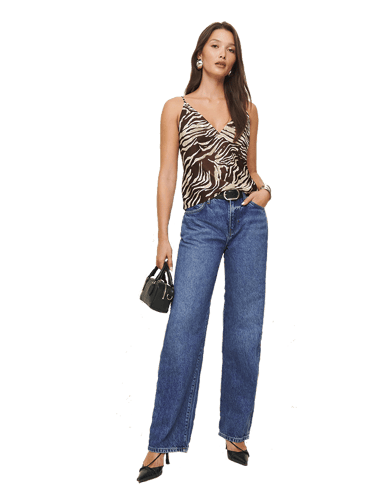 femme en jean tient un sac