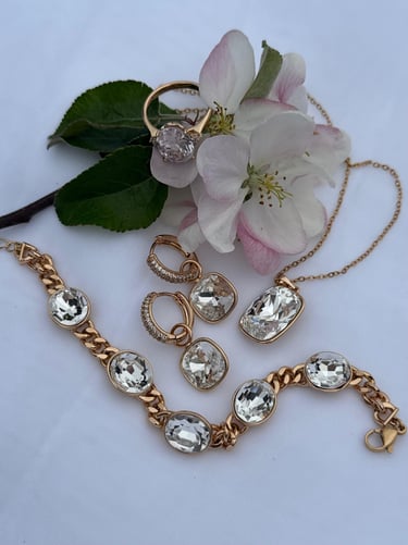 apzeltītas rotas, swarovski kristāls, rotas ar baltu kristālu, divi vienā auskari, mirdzošas rotas svētkiem, rotas izlaidumam