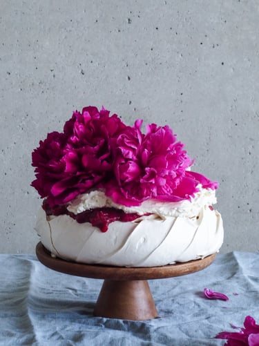 beza pavlova z rabarbarem i piwoniami