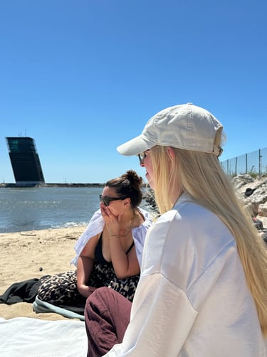 Skupina lidí sedí v kruhu a naslouchá