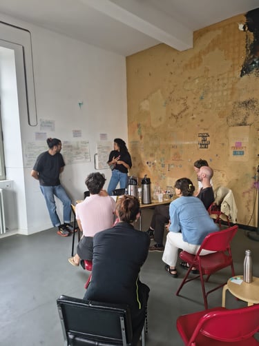 présentation de deux personnes face à d'autres membres qui sont à un atelier sur les VSS