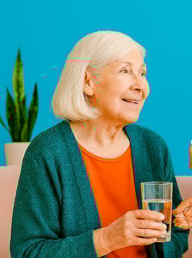 Ayudante recordando la toma de medicinas a persona mayor