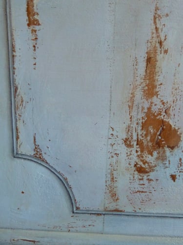 Détails d'un faux de bois avec moulures en trompe-l'oeil, fausse patine du temps, faux relief