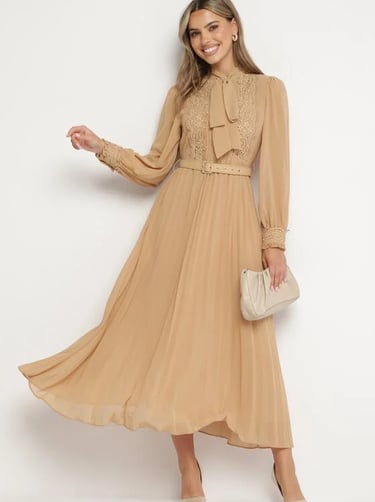 Rochie Brofilla maxi, bej, cu pliuri elegante, dantelă decorativă, nasturi în față și curea
