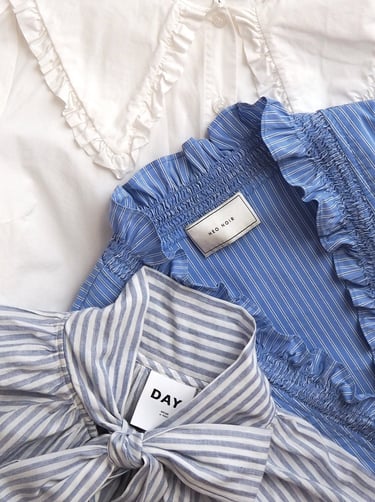 flatlay z koszulami w odcieniach niebieskiego i bieli