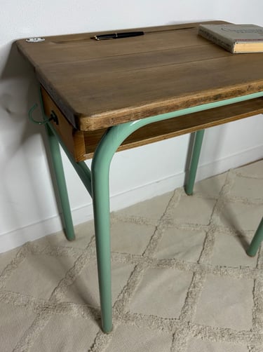 Bureau d'écolier restauré, plateau entièrement poncé et pieds repeints en vert.