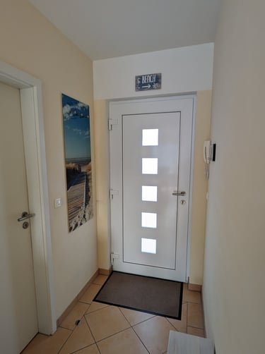 Flur mit maritimer Garderobe