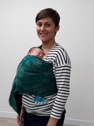 femme heureuse avec son bébé en écharpe