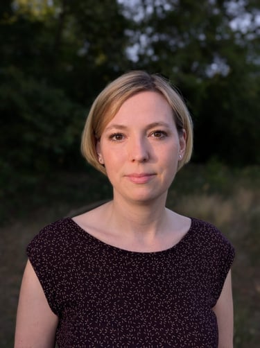 Trauerrednerin Maike Kreusch in der Natur mit Bäumen in Falkensee