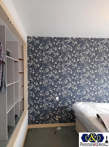 pose de papier peint un pant mur