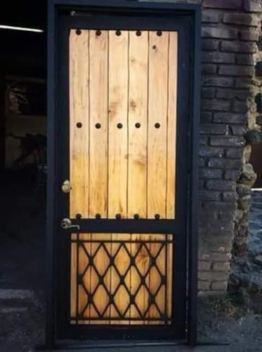 puerta de madera con herrería