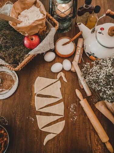 Masa cortada en triángulos con huevos, harina y rodillo