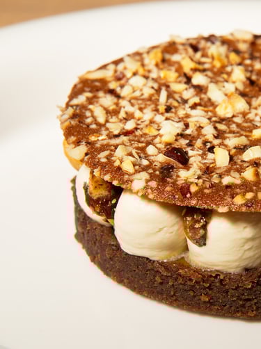 Dessert chocolat fruits de la passion et noisettes caramélisées