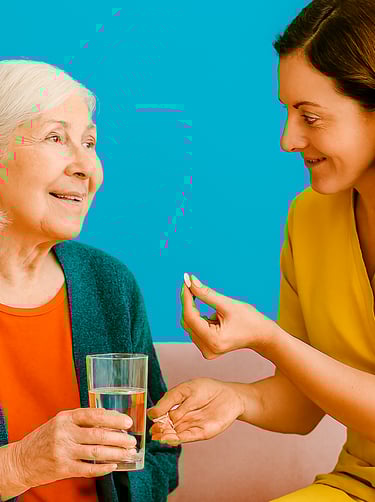 Ayudante recordando la toma de medicinas a persona mayor