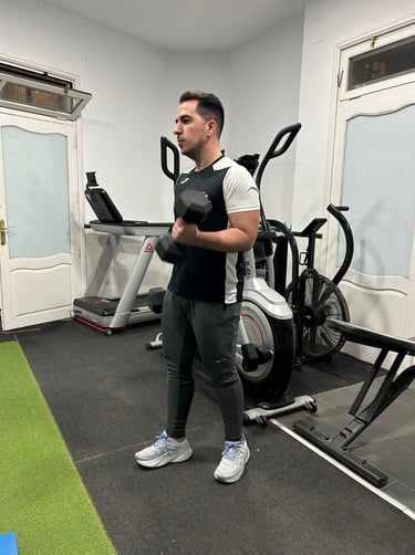 Un chico levantando pesas