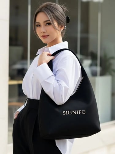 Wanita karir modern dengan tas hobo hitam minimalis dari kanvas SIGNIFO.