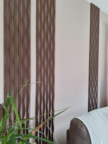 Zoom sur les panneaux décoratifs brun sur un mur beige derrière un canapé