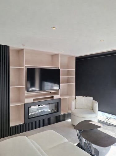Image d'un mobilier sur mesure beige contenant une TV une cheminée et des lattes de bois noires