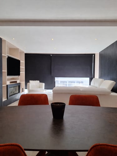 Table de salle à manger avec chaises terracotta et canapé blanc