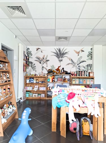 Réalisation du magasin de jouets avec vue sur du papier peint fleuri et des mobiliers en bois