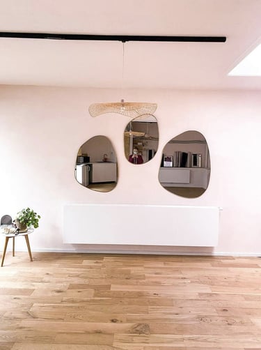 Aménagement du magasin Cozybee avec l'espace atelier yoga, un mur rose et des miroirs doux et épurés