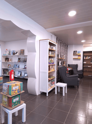 Photo de la transformation avec vue sur un coin lecture et un mur découpé en nuage