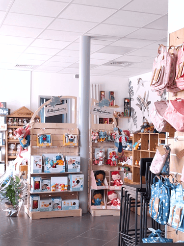 magasin de jouets avec une variété de jouets sur des mobiliers en bois