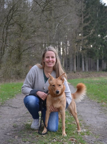 Alena mit ihrer Hündin Luna