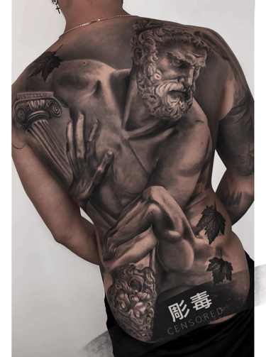 tatuaggio realistico schiena di statue romane fatto da Horidoku