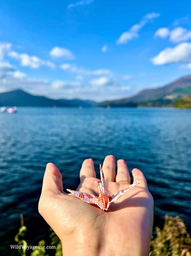 Origami de grue devant le lac Ashi