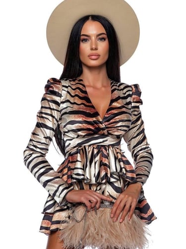 Rochie elegantă cu imprimeu de tigru, decolteu adânc și fustă cu volane. Se închide cu fermoar