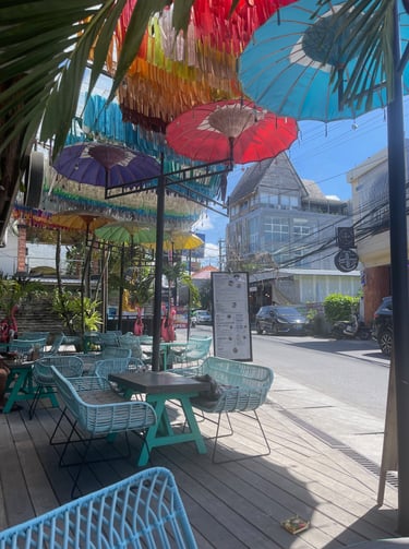 Vue sur la rue depuis Canai Street Kitchen à Canggu, ambiance locale et vivante.