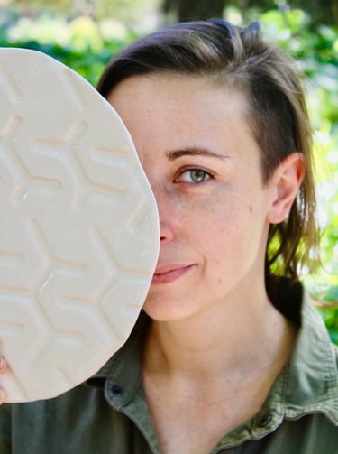 Assiette en céramique et sa créatrice Aline