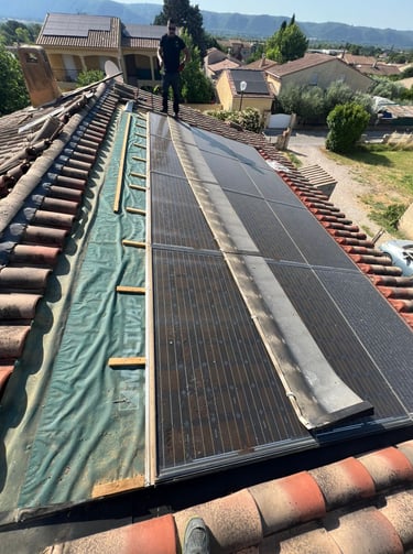 Dépose des panneaux d'une ancienne installation photovoltaïque intégrée au bâti lors d'une rénovation à Villeneuve 04