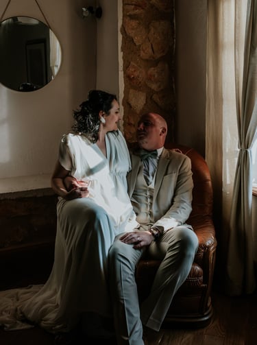 couple de mariés dans un fauteuil bastide en pierre
