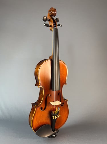 Violino clássico em madeira sobre mesa escura com iluminação quente e suave